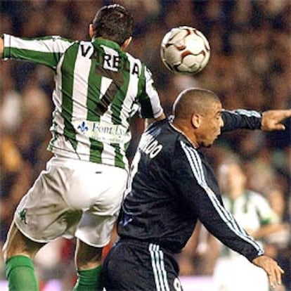 Fernando Varela del Real Betis y Ronaldo, del Madrid, disputan un balón por en el Ruiz de Lopera.