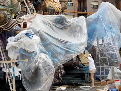 La semana de Fallas empieza este lunes con cielo nuboso o cubierto, con chubascos acompañados de tormenta y con las comisiones falleras protegiendo sus monumentos con plásticos.