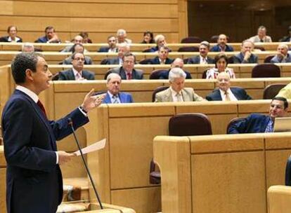 El presidente del Gobierno, José Luis Rodríguez Zapatero, durante su réplica ayer al portavoz del PP en el Senado.