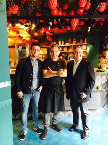 El cocinero Albert Adrià (centro), con dos de los hermanos Ramón: Santiago (izquierda) y Ramón.