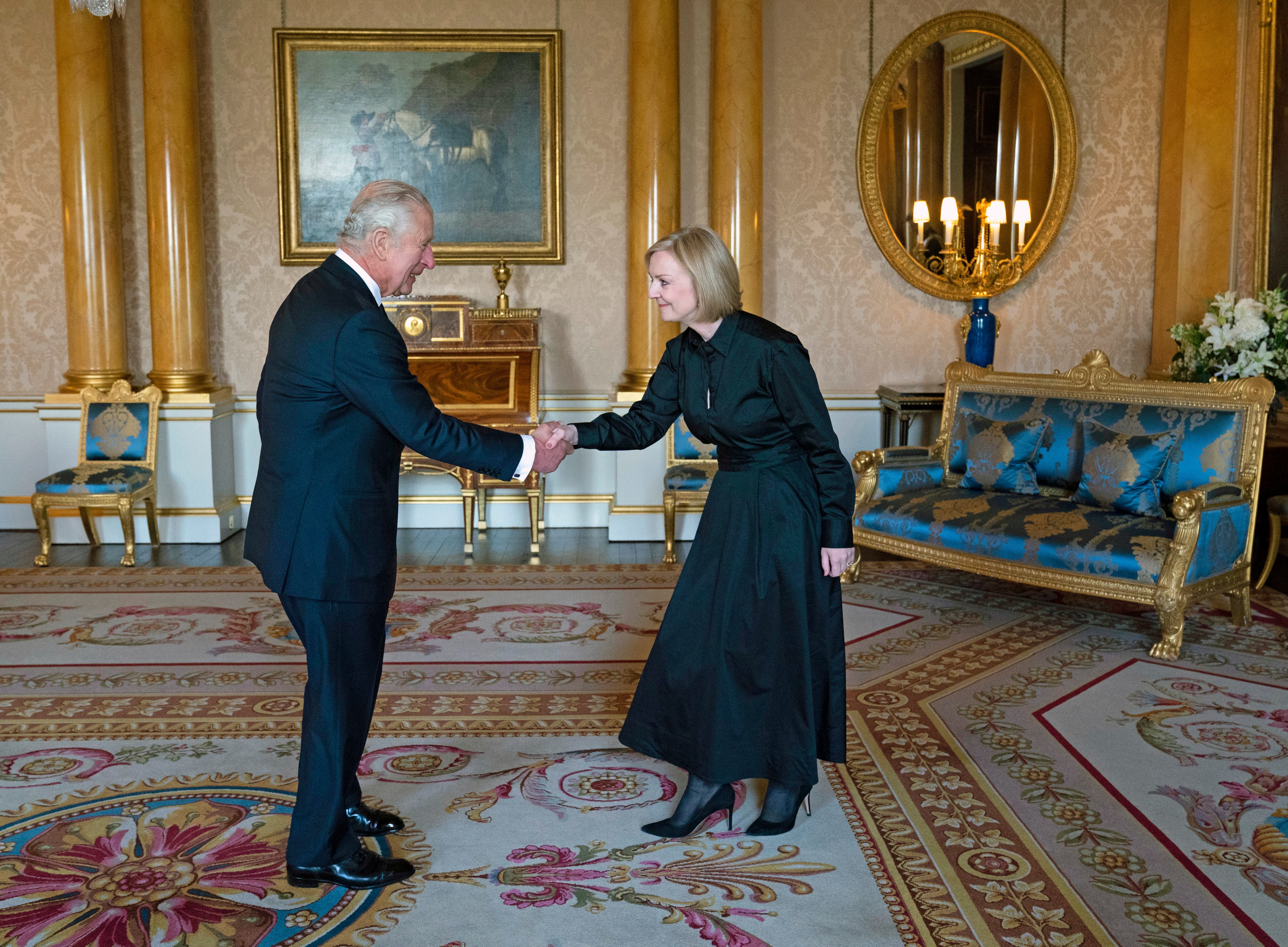 Carlos III recibe a la primera ministra del Reino Unido, Liz Truss, en el palacio de Buckingham, el pasado 18 de septiembre.