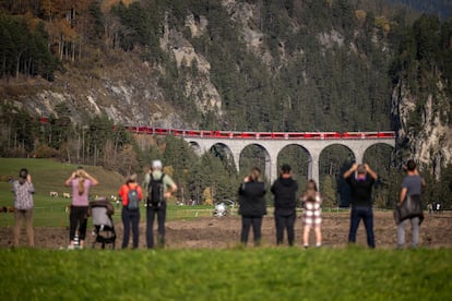 Un tren de 100 vagones pasa por el viaducto de Landwasser, el pasado 29 de octubre de 2022, durante un intento de batir el récord por parte de los Ferrocarriles Réticos del tren de pasajeros más largo del mundo. 