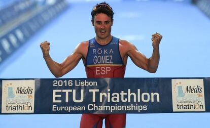 Javier Gómez Noya cruza la meta ganador este sábado en Lisboa.