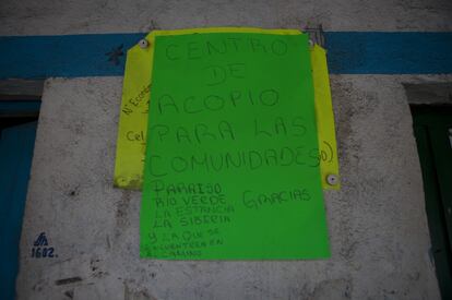 Un cartel en el centro del municipio de Atoyac solicita ayuda para las comunidades afectdas: Para&iacute;so, R&iacute;o Verde, La Estancia, La Siberia y la que se encuentren en el camino.