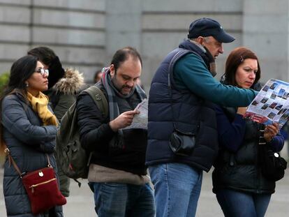 Un grupo de turistas, en la plaza de Oriente.