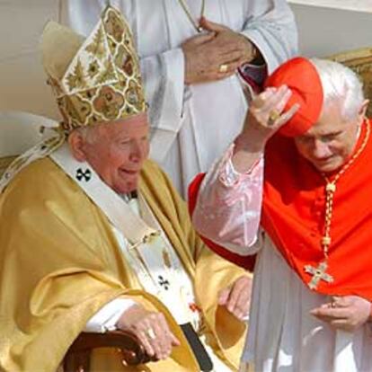 El cardenal Ratzinger tras felicitar al Papa por su 83º cumpleaños, el pasado 18 de mayo.