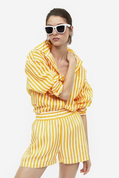 En intenso amarillo y con las ‘vibes’ propias de un verano a la italiana, encontramos este conjunto firmado por H&M. 54,98 €