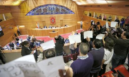 Una protesta en la tribuna de invitados del Parlamento gallego en pasado mes de enero 