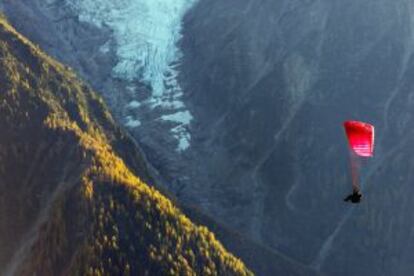 Vuelo en parapente en el valle de Chamonix, 'capital' de los Alpes franceses.