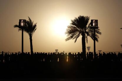 Los espectadores se colocan en las gradas durante el Gran Premio de Fórmula 1 de Abu Dahi, en los Emiratos Árabes.