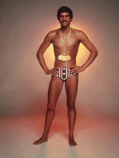 Mark Spitz posa con sus siete medallas ganadas en Montreal y vistiendo un bañador de Speedo.