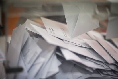 Sobres con votos en el interior de una urna de un colegio electoral en Barcelona.