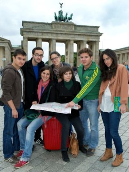 From left to right: Miguel Ángel, Ignacio, Esther, Sara, Irene, Andrés and marina.