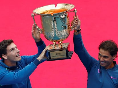 Carreño y Nadal elevan el trofeo de dobles en Pekín.