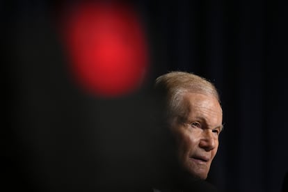 Bill Nelson se dirige a los medios luego de publicar el informe, el 14 de septiembre en Washington (EE UU).