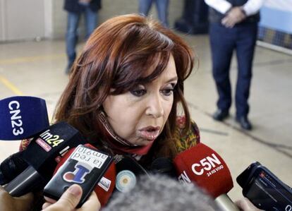 Cristina Fernández de Kirchner habla con la prensa este domingo después de votar en la provincia sureña de Santa Cruz.