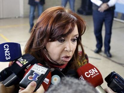 Cristina Fern&aacute;ndez de Kirchner habla con la prensa este domingo despu&eacute;s de votar en la provincia sure&ntilde;a de Santa Cruz.