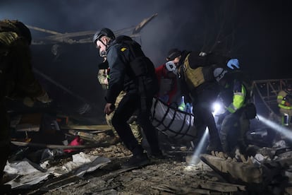 La policía recupera un cadáver tras los bombardeos en Zaporiyia de este viernes.