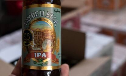 Una botella de Taybeh IPA, una de las siete variedades que elaboran en la cervecera, en Taybeh, Ramala, Cisjordania.