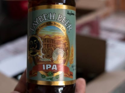 Una botella de Taybeh IPA, una de las siete variedades que elaboran en la cervecera, en Taybeh, Ramala, Cisjordania. 