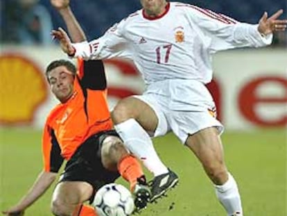 Curro Torres (de blanco), en un partido con la selección española.