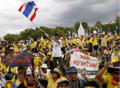 Simpatizantes del partido Alianza Popular por la Democracia (APD) se manifiestan frente a la Casa de Gobierno de Bangkok.