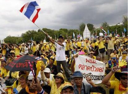 Simpatizantes del partido Alianza Popular por la Democracia (APD) se manifiestan frente a la Casa de Gobierno de Bangkok.