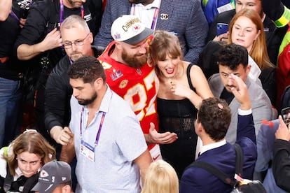 Febrero de 2025: Trump publica en Truth Social un clip de su bienvenida en la Super Bowl comparado con los abucheos que recibió Taylor Swift. Afirmó que, mientras los Chiefs tuvieron una noche difícil, Swift fue abucheada y “echada del estadio”, destacando el apoyo implacable de MAGA. Este es el enfrentamiento más reciente, aunque todo parece indicar que no será el último.