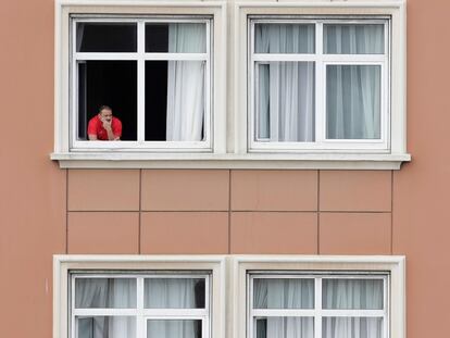 Uno de los miembros del Fuenlabrada en el hotel de A Coruña donde varios jugadores e integrantes del equipo técnico permanecen aislados.