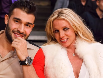 Britney Spears junto a su entonces novio, Sam Asghari, durante un partido de los Lakers en el Staples Center de Los Ángeles, en noviembre de 2021.