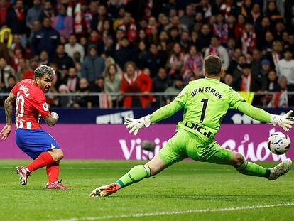 Ángel Correa marca frente al Athletic de Bilbao.