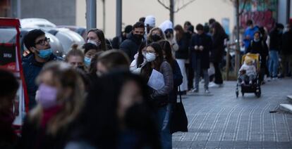 Colas de hasta tres horas en el Centro Asistencial Semat para hacerse test y otras pruebas de covid, a 20 de diciembre de 2021, en Barcelona.