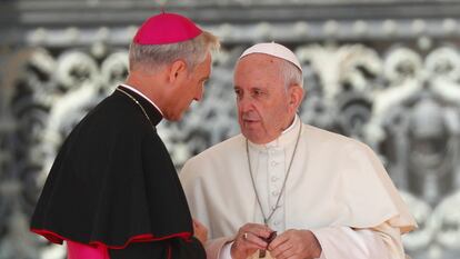 El papa Francisco y el arzobispo Georg Ganswein hablan durante una de las audiencias que el pontífice celebra los miércoles.