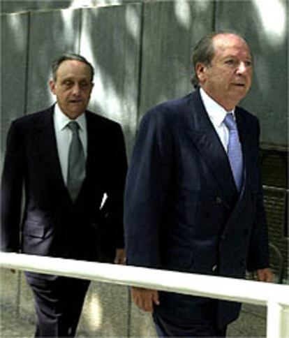 El constructor Josep LLuis Nuñez, seguido de su abogado J. Pique Vidal, a su llegada a los juzgados de Barcelona.