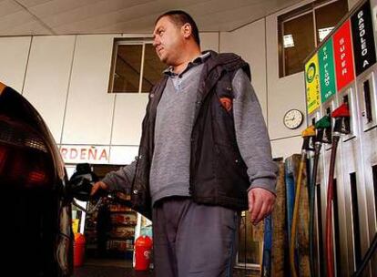 Un empleado de gasolinera llena el depósito en un establecimiento de Barcelona.