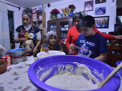 Una familia prepara la comida en Ciudad de México, en febrero de 2020.
