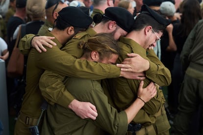 Soldados israelíes lloran en el funeral del reservista Asaf Cafri, el 27 de abril en Gezer (Israel).