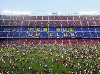 Miles de aficionados invaden el césped del Camp Nou.