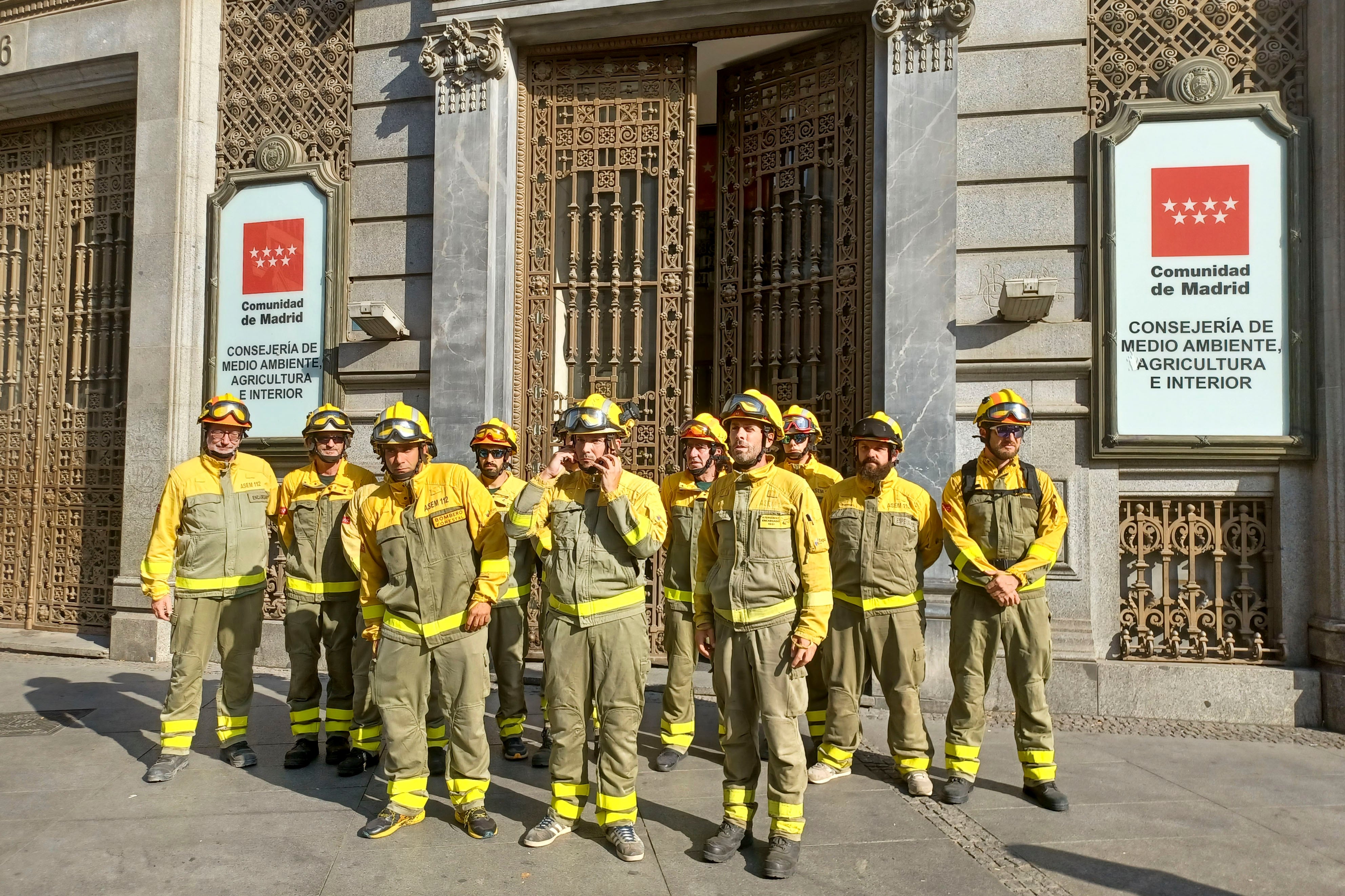 Bomberos forestales de la Comunidad de Madrid trabajadores de Tragsa, en una fotografía tomada el pasado 14 de agosto en el marco de la huelga que mantienen para reclamar mejoras laborales.