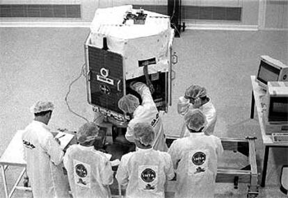 Preparación del satélite Minisat en el INTA, en 1997.