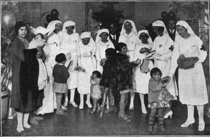 Reparto de juguetes el día de reyes de 1932 en el dispensario Central de Cruz Roja en Madrid.