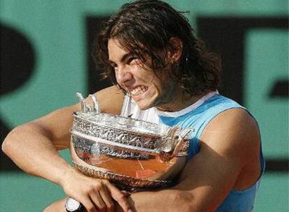 Nadal disfruta de su tercer trofeo de Roland Garros