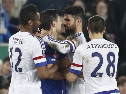 Diego Costa se enfrenta a Barry.