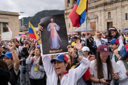 Cientos de ciudadanos venezolanos gritan en la Plaza Bolívar, durante la concentración de esta mañana.  