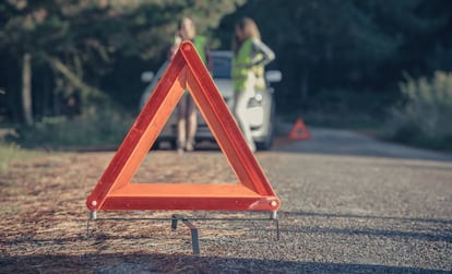 Asegúrese de llevar consigo triángulo y chalecos reflectantes.