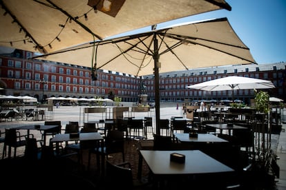 Terrazas vacías en la plaza Mayor de Madrid, el viernes.