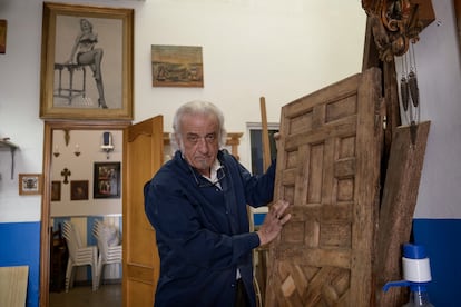 José López de Nerva en su taller de ebanistería donde restaura puertas de la Casa de Velázquez, en Sevilla.