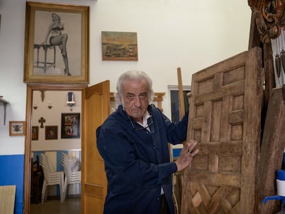 José López de Nerva en su taller de ebanistería donde restaura puertas de la Casa de Velázquez, en Sevilla.