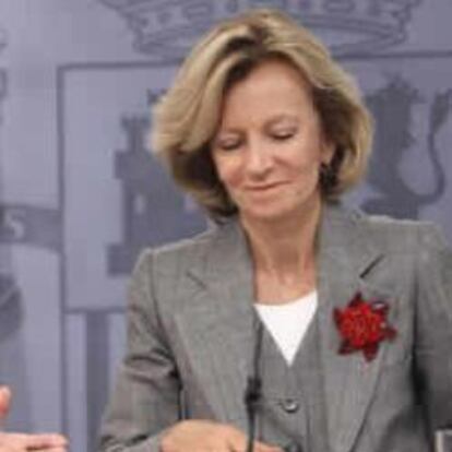 La vicepresidenta primera del Gobierno, Maria Teresa Fernández de la Vega, y la vicepresidenta segunda y ministra de Economía y Hacienda, Elena Salgado.