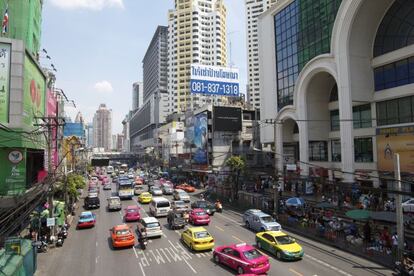 Tailandia tiene en su capital a la meca del turismo asiático. Bangkok recibirá 18 millones de turistas en 2015, aunque el estudio de MasterCard (que fue realizado antes del atentado del pasado agosto en el corazón turístico de la capital tailandesa) calcula que gastarán menos dinero que, por ejemplo, en París, Nueva York o Barcelona (puesto número 12, primera ciudad española). Bangkok vende su exotismo, sus templos, su turismo de mochilero y su vida nocturna con el turismo sexual siempre latente.

ALQUILAR UN PISO. El alquiler es una opción muy utilizada por los extranjeros residentes en Bangkok, ya que el Gobierno tailandés pone muchas trabas burocráticas a la compra de vivienda por parte de foráneos. Los alquileres no son muy caros, incluso en barrios céntricos como Pathum Wan, donde se sitúa la conocida Plaza Siam. Allí se pueden encontrar apartamentos de 80 metros cuadrados con dos habitaciones y todo tipo de comodidades (piscina, sauna, aire acondicionado, aparcamiento, seguridad...) por unos 1.000 euros al mes.